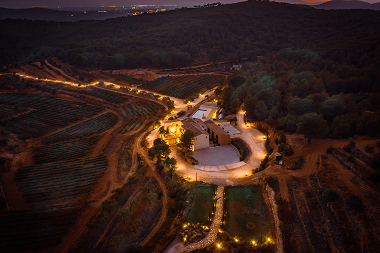 drone-view-nacht-masia-cabellut-barcelona